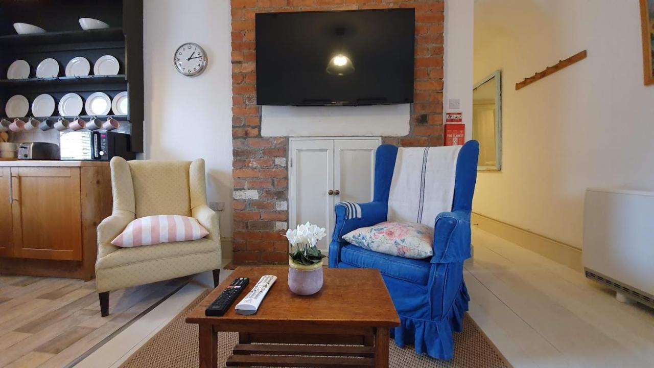 Stylish Town Centre Apartments Nailsworth Exterior photo